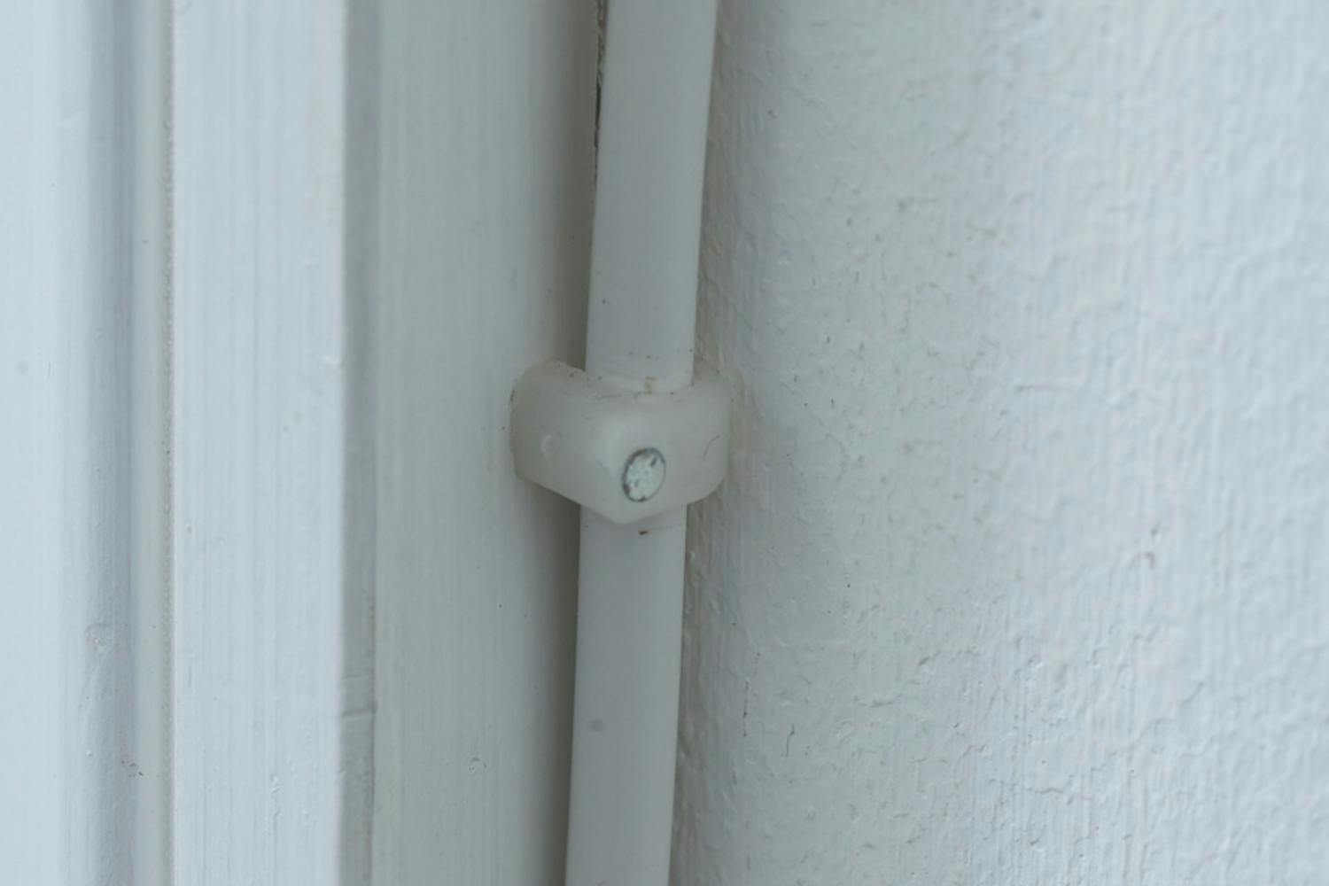 Få ordning på sladdarna med kabelklamrar Få ordning på sladdarna med kabelklamrar